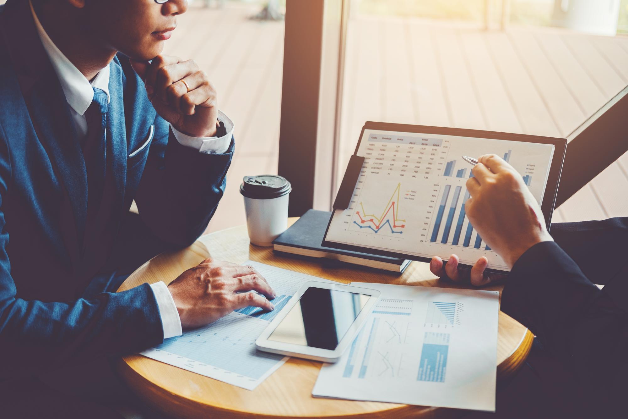 Consultora orientando executivo sobre reestruturação de departamentos