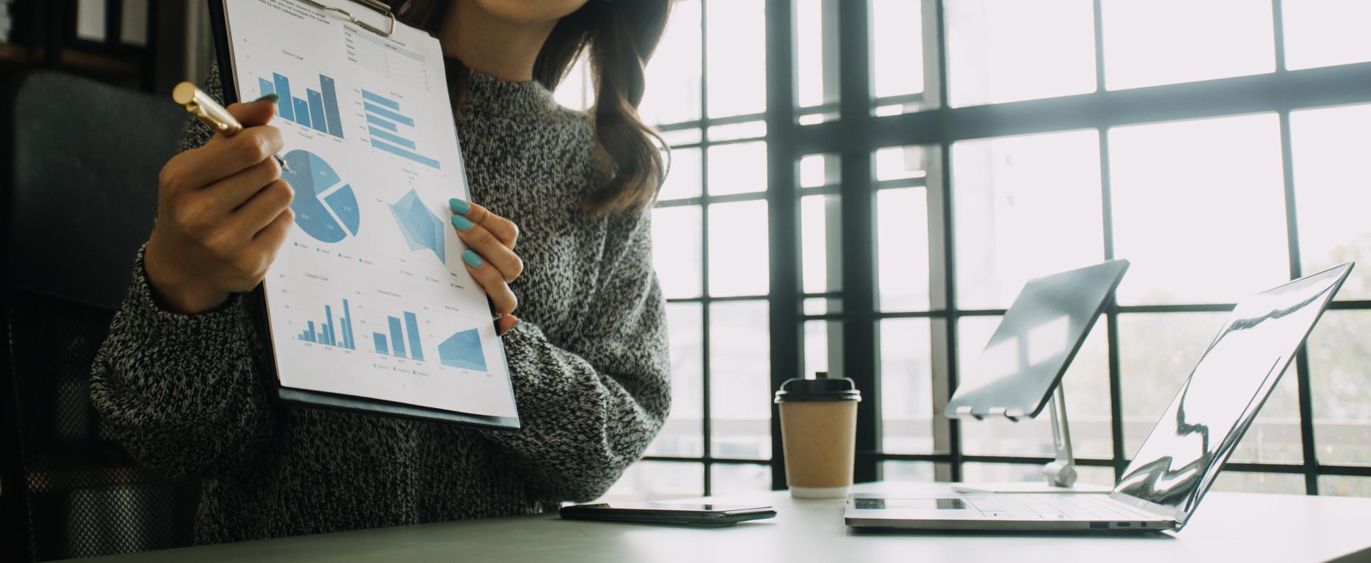 Análise financeira e gestão de recursos em consultoria de negócios