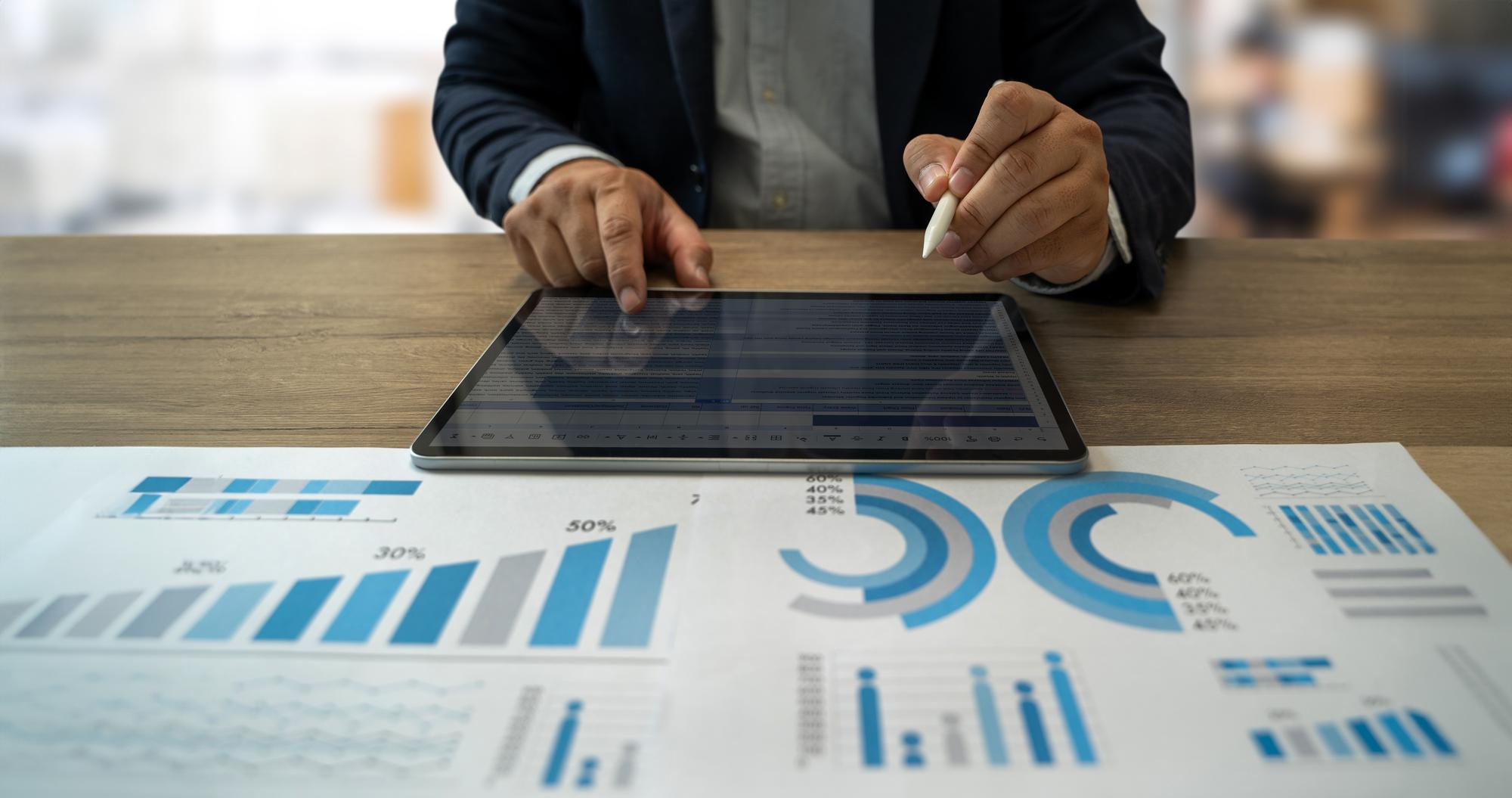 Consultor de negócios analisando estratégia empresarial e otimização de processos